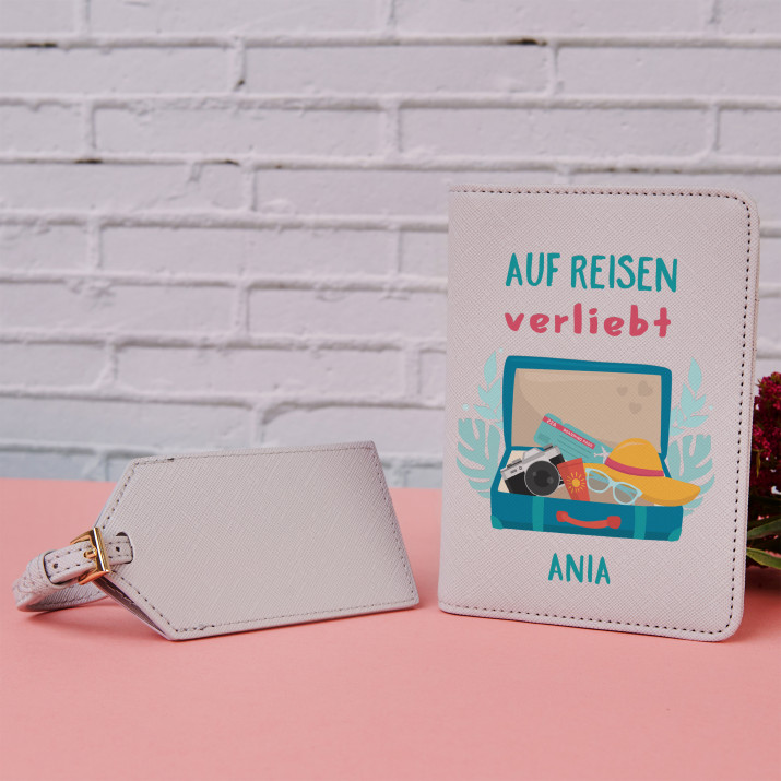 Auf Reisen verliebt - Reisepasshülle mit Aufdruck